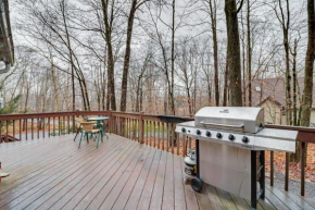 Family-Friendly Pocono Lake Cabin with Fire Pit!